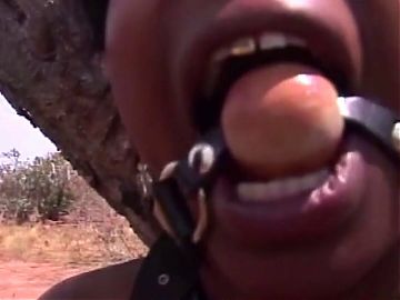 Ebony hitchhiker pays ride hardcore by banging the BBC driver